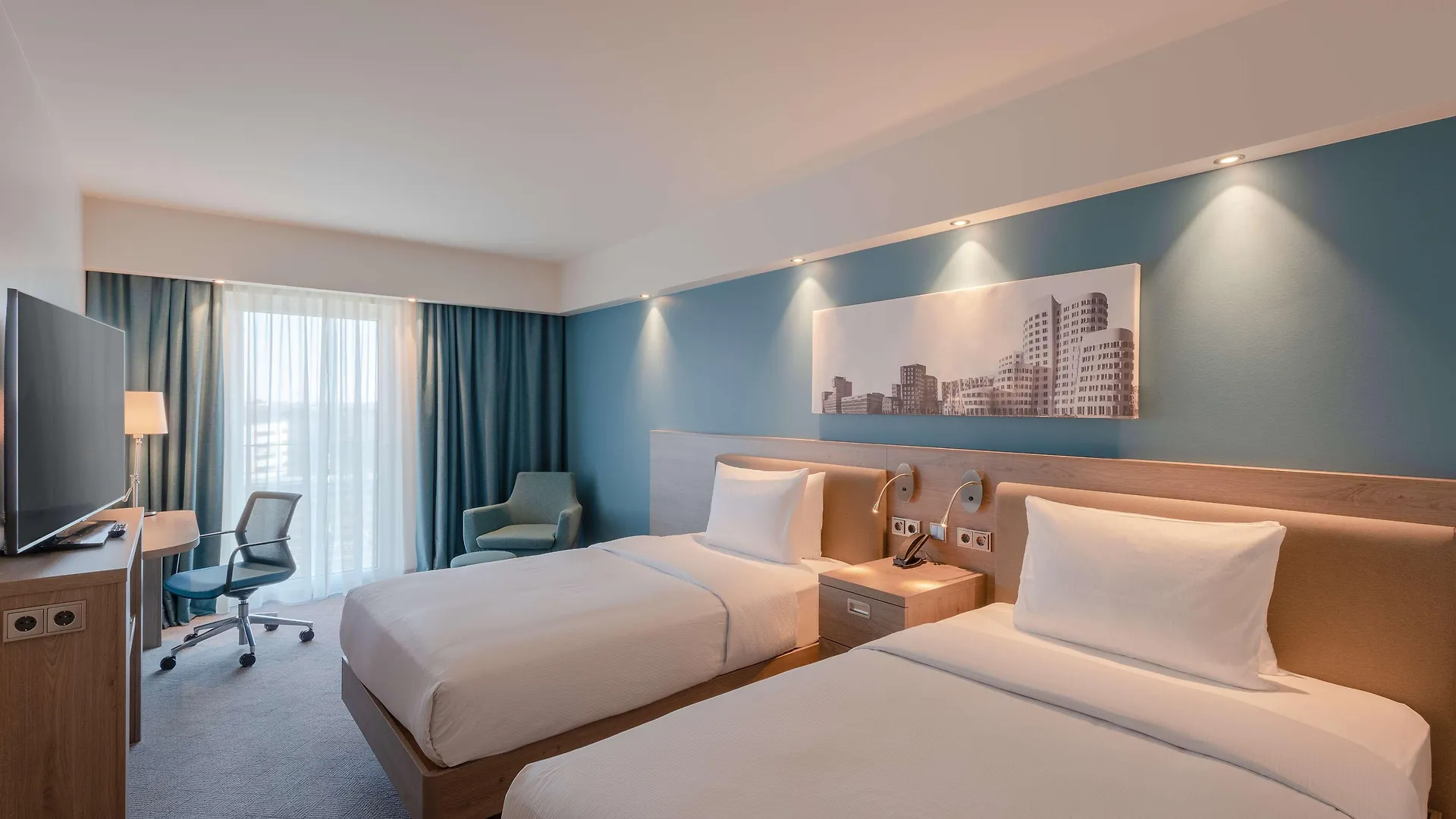 Отель Hampton By Hilton Duesseldorf City Centre